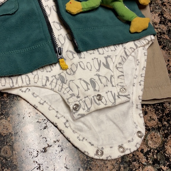 Carter’s fleece vest and onesie set penguin print - Picture 2 of 9